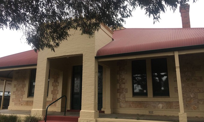 Victor Harbor House | Belmont - 11 bedroom large home in the heart of Victor Harbor, sleeps 23.