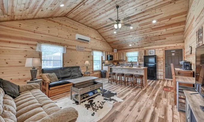 Fredericksburg Cabin | Benjamin Cabin-HotTub-10 min to Main Street!