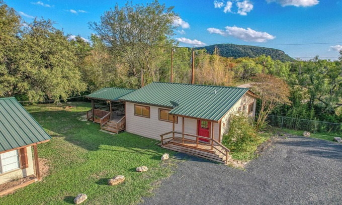 Concan Cabin | Bent River Cabin #2 @ Frio River Escape