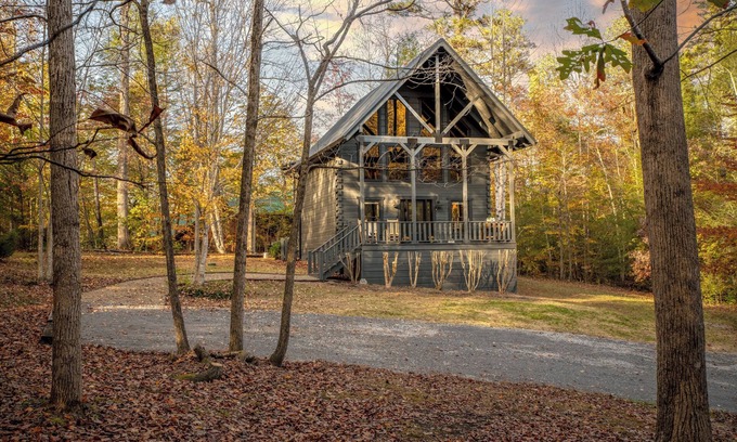 Wears Valley Cabin | Bespoke Cabin w/Pool access, minutes from Nat'l Park & Pigeon Forge