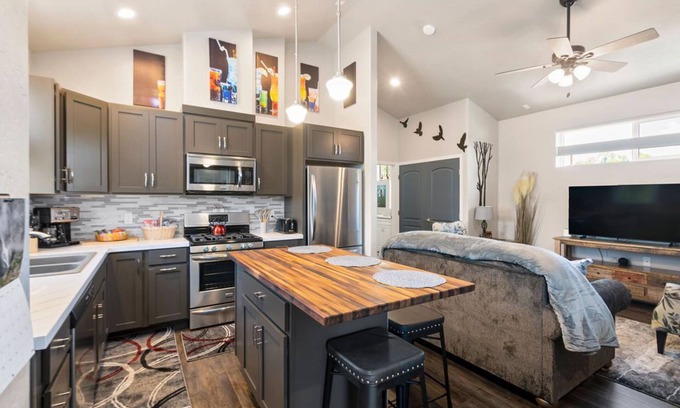 Grand Junction Apartment | Best Downtown Getaway 4 blocks from main street food bars and shopping