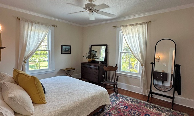Downtown Historic District House | BEST IN SAINT AUGUSTINE! Charming 3-bedroom house with WiFi, AC