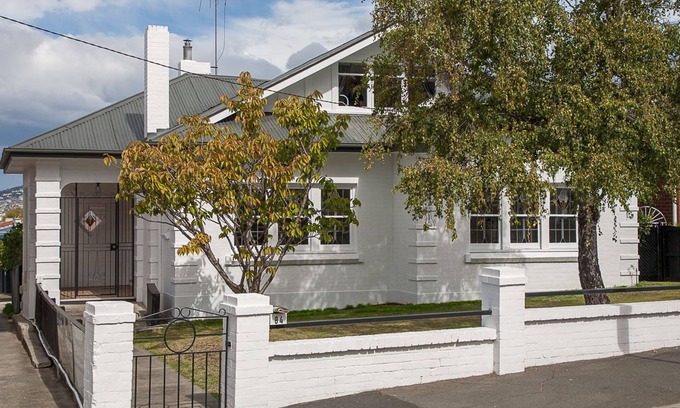 North Hobart House | Best on Burnett best location parking sleeps 8