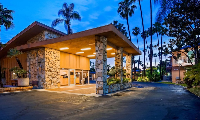 Chino Hotel | Best Western Pine Tree Motel