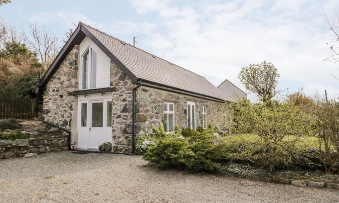 Penisarwaun Cottage | BEUDY HYWEL, pet friendly, character holiday cottage in Llanrug