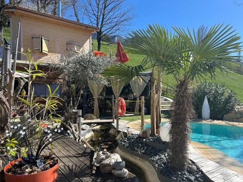 Mouxy House | Bienvenue dans notre Tiny House le Roscoland sur notre établissement professionnel à La Marc'Quize avec piscine partagée et bain nordique privatif en prestation supplément