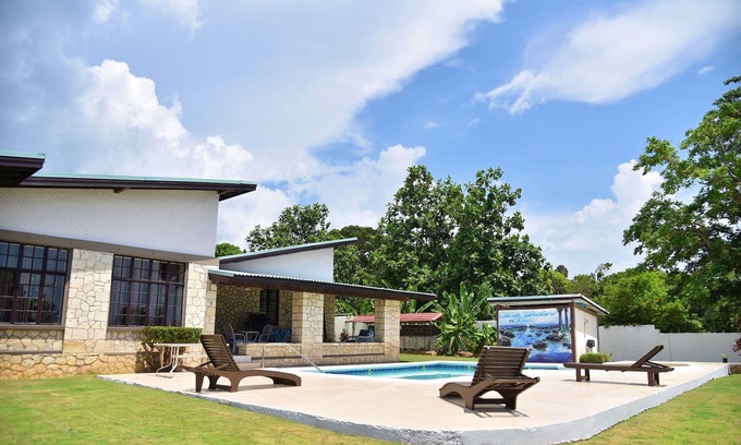 Whitehouse Villa | Big Family Beachfront Villa