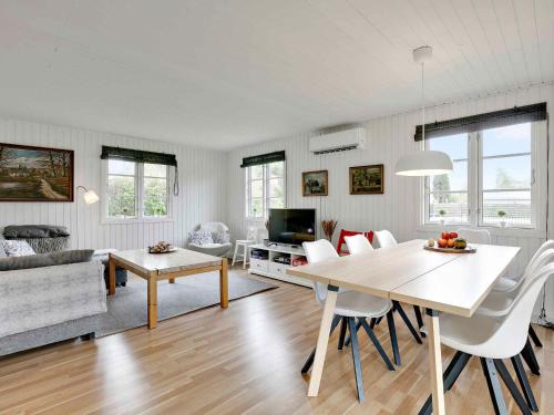 Kirke Hyllinge House | Big renovated cottage with soul and love