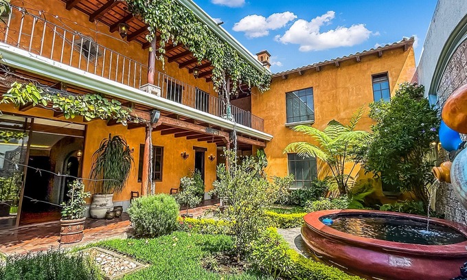 Ciudad Vieja House | Big Stylish House W/jacuzzi & Lounge Pool