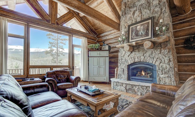 The Highlands House | Big Timber Lodge - Views Galore, Private Hot Tub!