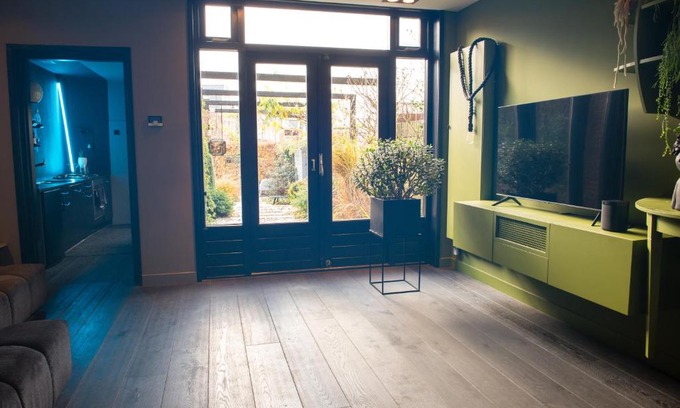 Alphen aan den Rijn Apartment | Bijzonder stadshuis met diepe moderne tuin.