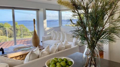 Killcare Heights House | 'Binalong House' by HolidayCo