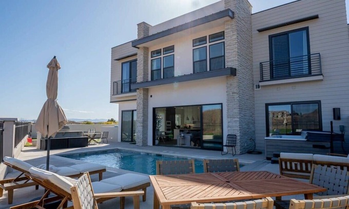 Washington House | Birdie On The 8th | Private Pool/Hot Tub