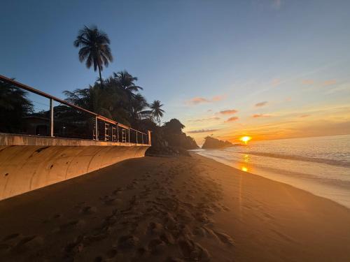 Black Rock Cabin | Birdies Nest Upper 2 Bedroom Beach View