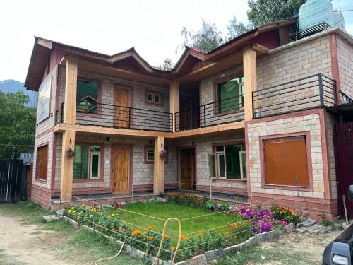 Srechan House | Birdsong 5BR Stay with Riverside by Homeyhuts