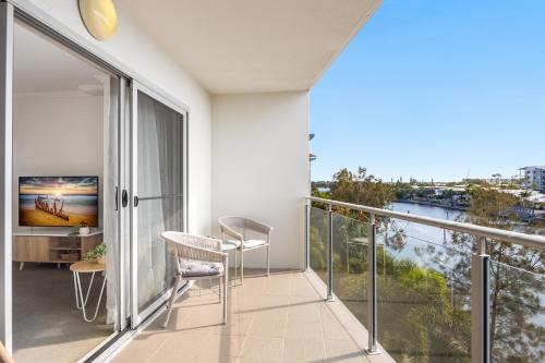 Birtinya Apartment | Birtinya 1-Bed with Canal Views and Pool