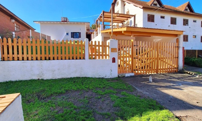 Villa Gesell House | Bis Villa Gesell house 150 meters from the beach. Pet friendly