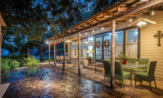 New Braunfels House | Blessing Haus - Charming Historic Home Blocks From Schlitterbahn!