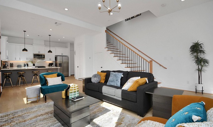 South Central Houston House | ☀️Blissful Getaway☀️ Home w/Jacuzzi Backyard ⮕Downtown
