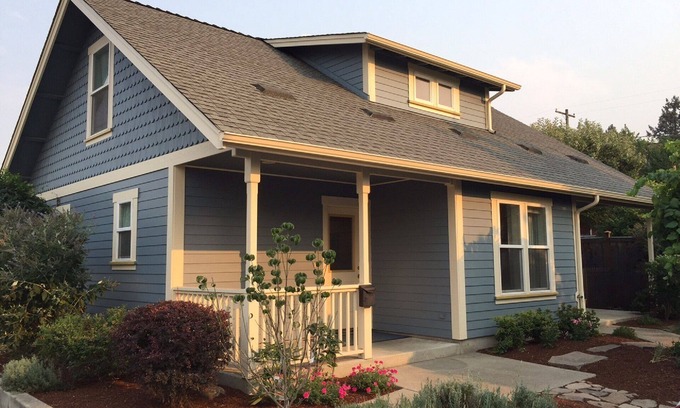 Historic Railroad District House | BLOSSOM VIEW COTTAGES: Luxurious 3 Bedroom + Den Near Theaters, Downtown