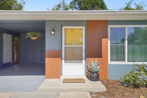 Deltona Lakes Apartment | Blue Heron Cottage Cozy 2BR Sleeps 6 Fire Pit