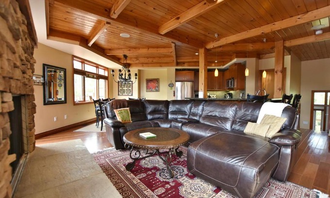 Craigleith Ski Chalet | Blue Mountain-Luxurious BlueSki George Chalet, Hot Tub, Pool, Gas Fireplace