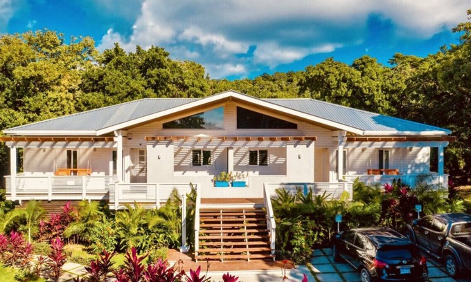 Turrets Villa | Blue Roatan Villa 3 Bedroom 2 & half bath in West Bay behind Ibagari Hotel