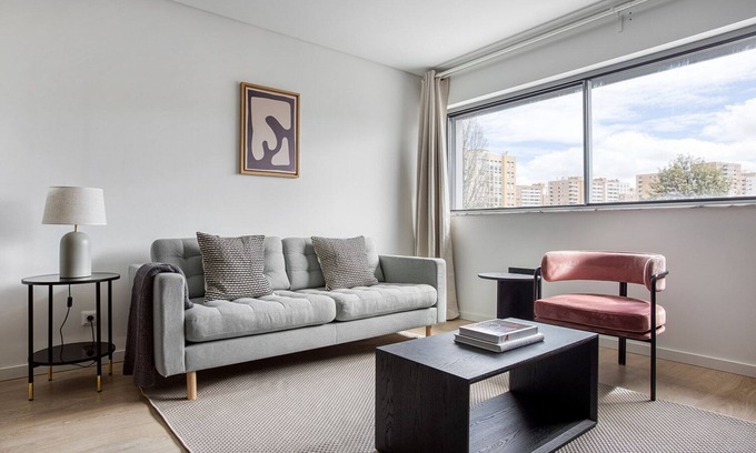 Lumiar Apartment | Blueground | Lumiar, appliances & furniture