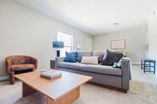 Cherrywood Apartment | Blueground Mueller BBQ Pool AC nr Downtown ATX-278
