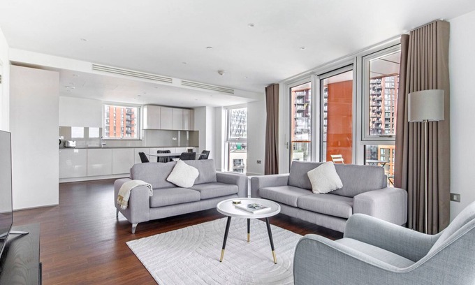 Vauxhall Apartment | Blueground | Nine Elms, balcony, nr Battersea Park