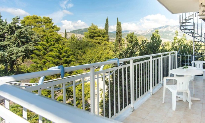 Kerameies Apartment | BlueWhite Studio - Mountain Vistas by the Pool