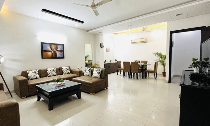 New Delhi Apartment | BluO 2BHK @ Greater Kailash Lift, Balcony, Parking