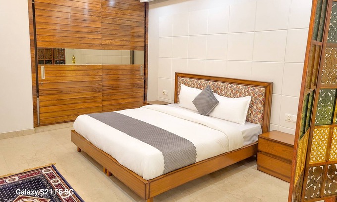 Gurugram Apartment | BnBBuddy- Pratishtha 2 @2bhk, DLF phase1,Gurugram