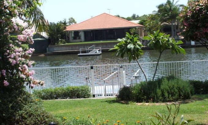 Bongaree House | BOATHOUND BONGAREE On The Canal and Pet Friendly