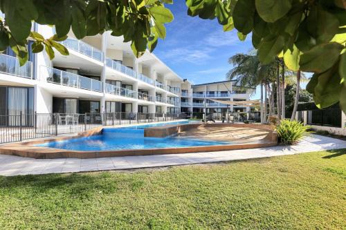 Tea Gardens Apartment | Boathouse 107 Pool side apartment