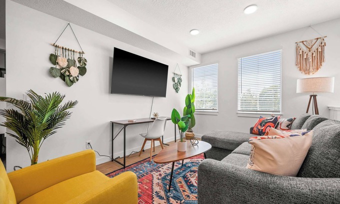 People's Freeway House | Boho 2BR Townhome King 2-Car Garage SLC