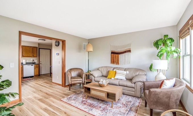 Homerville Apartment | Boho Bungalow- bright, 2-bed condo/outdoor space