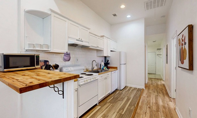 Thunderbolt House | Boho duplex in a great location with smart TVs, well-equipped kitchen, W/D, & AC