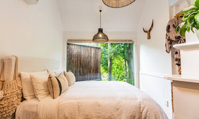 Palm Beach Apartment | Boho Hill Studio private & stylish 300m to beach