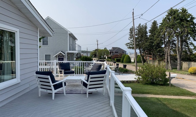 Bonnet Shores House | Bonnet Shores Naragansett Bay Views, walk to Private Beach