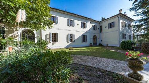 Camerino Villa | BORGO COLLE RIDENTE 13, Emma Villas