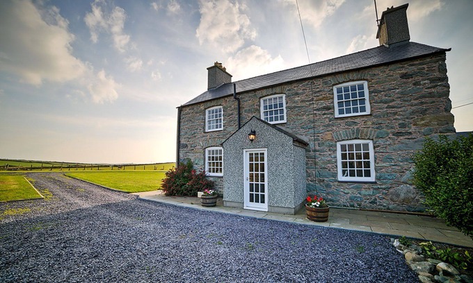 Llanfaethlu Apartment | Borthwen Farmhouse - a dog that sleeps 10 guests in 5 bedrooms