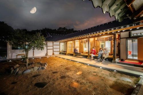 Boryeong House | Boryeong dalitteumyeonkkochipigo Hanok Stay