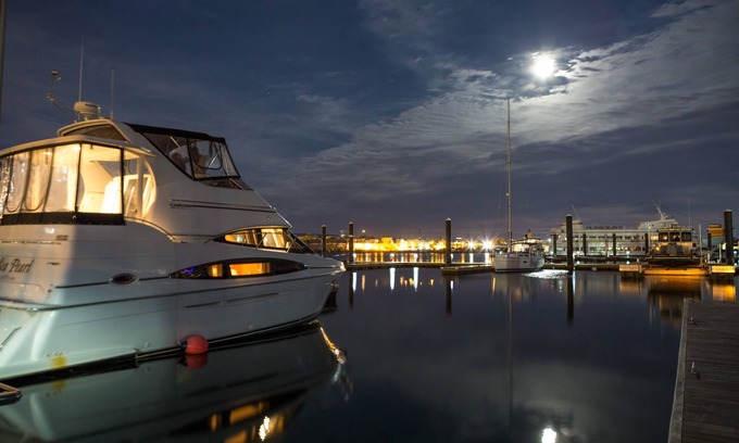 Thompson Square - Bunker Hill Boat Rental | Boston Harbor Yacht, AC/Heat, Walk to North End WiFi
