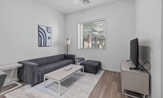 Tempe Apartment | Boulevard Stays Modern Tempe 1BR ASU Pool, Gym 03