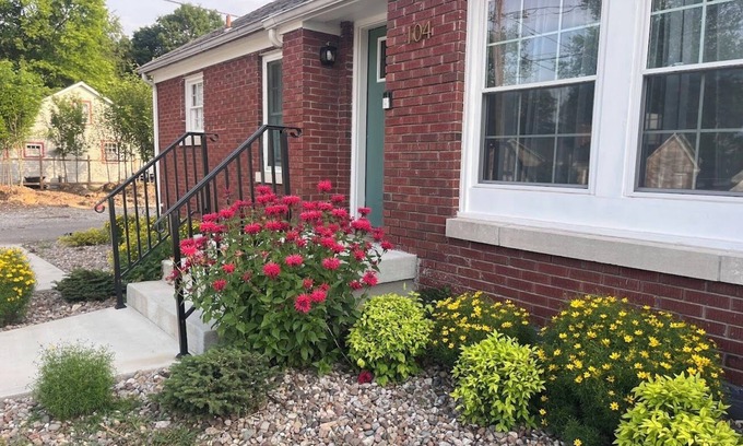 Bardstown House | Bourbon Royale, Home of Two Kings; putting green, downtown, free coffee & snacks
