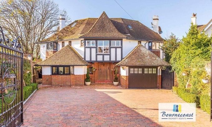 Canford Cliffs House | Bournecoast: Beautiful Six Bedroom House with Amazing Sea views - HB9555