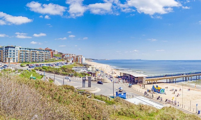 Canford Cliffs House | BOURNECOAST: MODERN FAMILY HOME IN A GOOD LOCATION NEAR BEACH AND SHOPS - HB9556