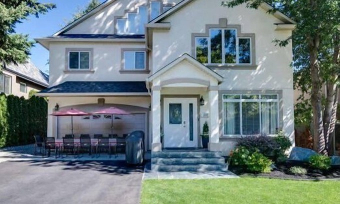 South Pandosy House | Boyce-Gyro Beach Retreat (Right across from the beach!)