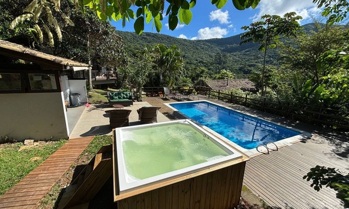 Canto dos Aracas House | Hillside Mountain Retreat